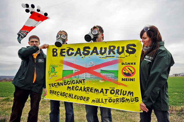 2009 márciusa: magyar és osztrák Greenpeace-aktivisták tiltakoznak a hulladékégető ellen