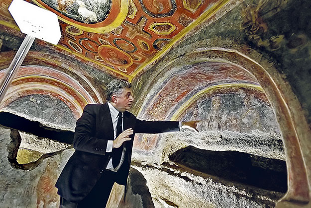 Fabrizio Bisconti, a Vatikán régészeti felügyelője magyarázza a katakomba egyik bibliai tárgyú freskóját