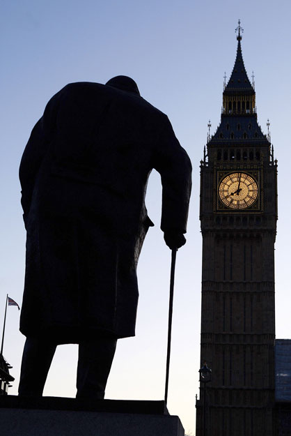 Winston Churchill szobra a Big Bennél Londonban – nő a munkaidő