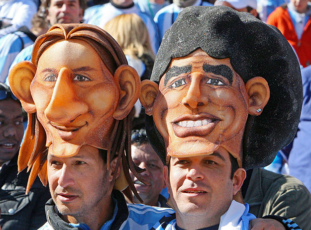 Argentin szurkolók Messi- és Maradona-maszkokkal