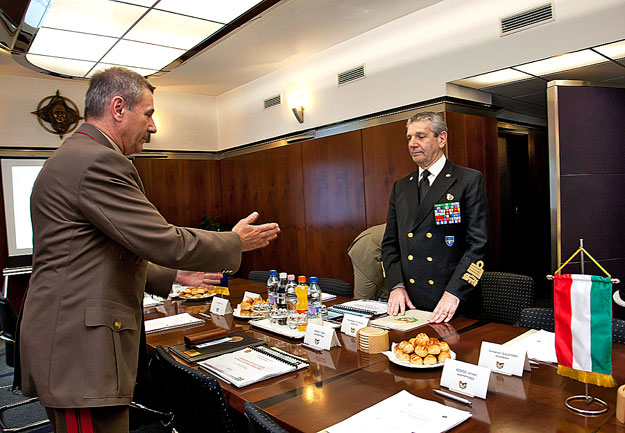 Benkő Tibor altábornagy (b), a Magyar Honvédség vezérkari főnöke hellyel kínálja Giampaolo Di Paola admirálist, a NATO katonai bizottsága elnökét (j) a Honvédelmi Minisztériumban tartott plenáris tárgyaláson