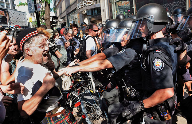 Rohamrendőrök utasítják rendre a G-20 csúcs elleni tüntetőket Torontóban. 