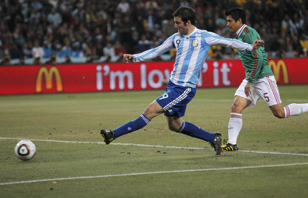 Argentina's Gonzalo Higuain shoots to score the second goal during the 2010 World Cup second round soccer match against Mexico at Soccer City stadium in Johannesburg June 27, 2010. REUTERS/Enrique Marcarian (SOUTH AFRICA - Tags: SPORT SOCCER WORLD C