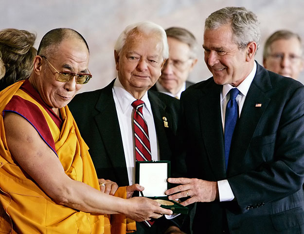 Egy 2007-es felvétel a dalai lámáról, Byrd szenátorról és George W.Bushról.