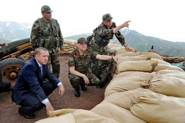 Erdogan katonák gyűrűjében. Kelet vagy Nyugat felé fordul?