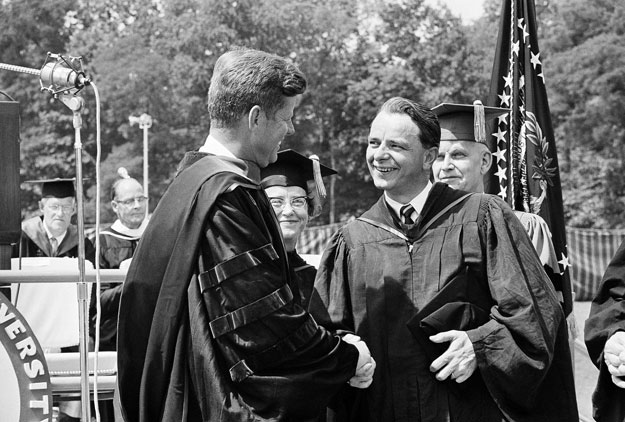 Byrd, a leghosszabb ideig szolgáló szenátor, 1963-ban John F. Kennedy elnökkel