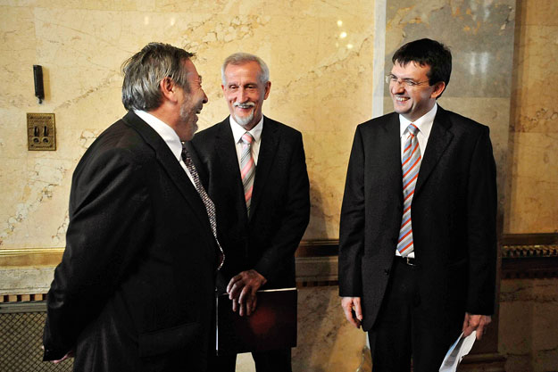 Az ÁSZ új vezetői (jobbra Domokos László) Kovács Árpád előző elnök társaságában tegnap a parlamentben