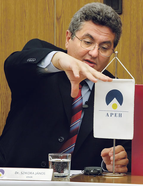 Szikora János, az APEH elnöke – odébb rakták