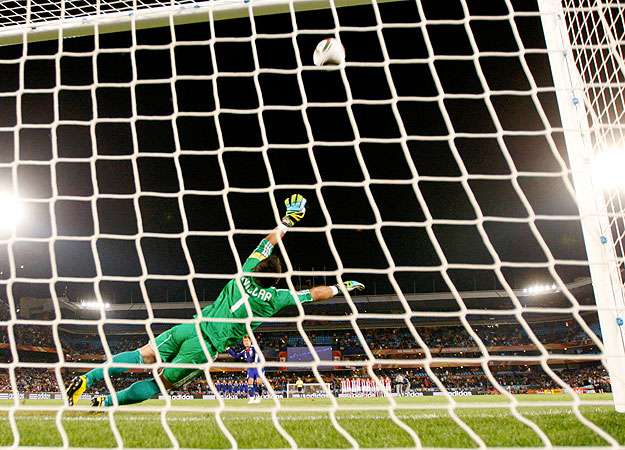 Japan's Yuichi Komano misses a shot at goal after hitting the cross bar during a penalty shootout in their 2010 World Cup second round soccer match against Paraguay at Loftus Versfeld stadium in Pretoria June 29, 2010.REUTERS/Alessandro Bianchi (SOUT