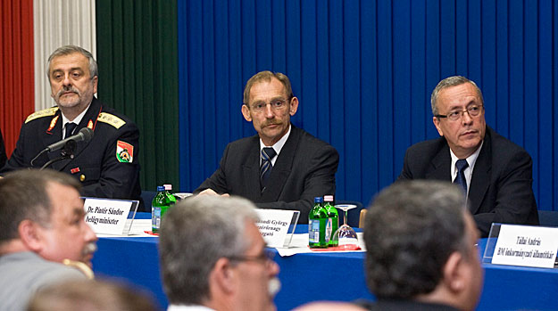 Tatár Attila, Pintér Sándor és Bakondi György a katasztrófavédelem állománygyűlésén
