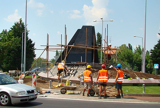 A Kossuth téri útkereszteződésnél már elkészült a szobor talapzata