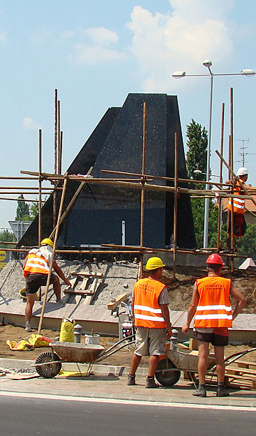 Péntek délután a Kossuth téri útkereszteződésnél már elkészült a szobor talapzata