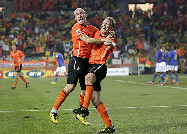 Örömtánc. Bemutatja: Robben és Kuyt