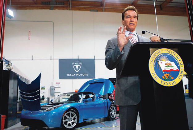 Kalifornia kormányzója, Arnold Schwarzenegger mögött a szuperjárgány