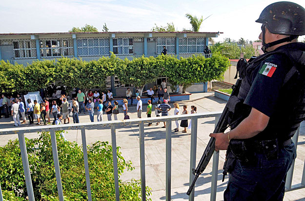 Tamaulipas-ban rendőr vigyáz a szavazók biztonságára. 