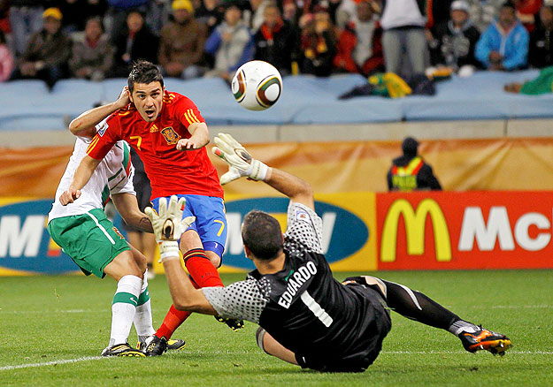Spain's David Villa shoots to score against Portugal during the 2010 World Cup second round soccer match at Green Point stadium in Cape Town June 29, 2010.       REUTERS/Carlos Barria (SOUTH AFRICA  - Tags: SPORT SOCCER WORLD CUP IMAGE OF THE DAY TOP