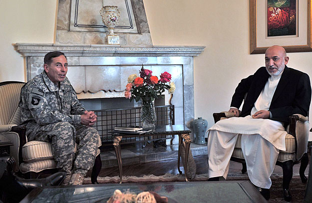 David Petraeus és Hamid Karzai