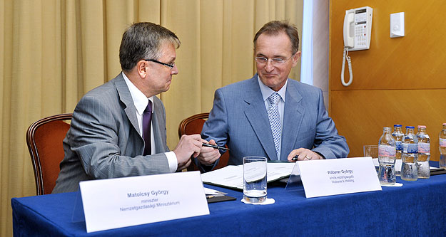 Matolcsy György és Wáberer György aláírja a megállapodást. Milliárdok egy tollvonással