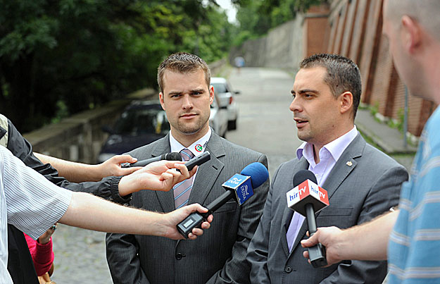 Vona Gábor nyilatkozik pártja jelöltje, Staudt Gábor mellett