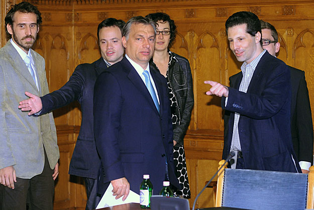 Orbán Viktor miniszterelnököt fogadja Schiffer András, az LMP frakcióvezetője. 2010. július 7. Fotó: Reviczky Zsolt