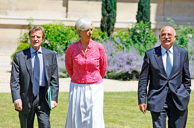 Munkaebéd előtti séta:Martonyi János Christine Lagarde francia pénzügyminiszter és Bernard Kouchner francia külügyminiszterrel.