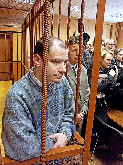 Igor Szutyagin egy moszkvai bíróságon. Tizenöt évre ítélték