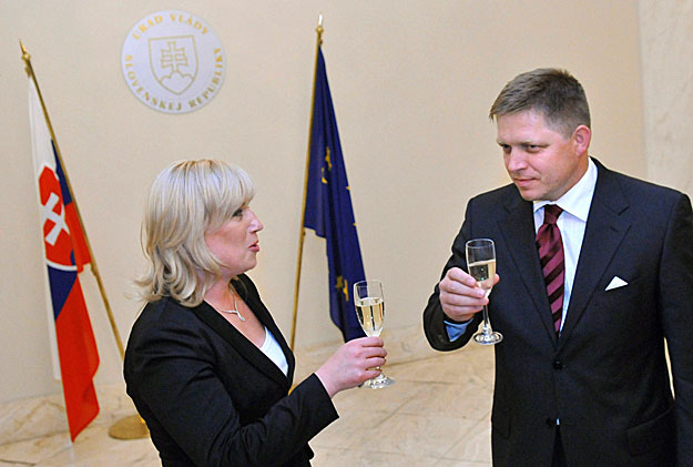 Radicová és Fico koccintása a szlovák parlamentben