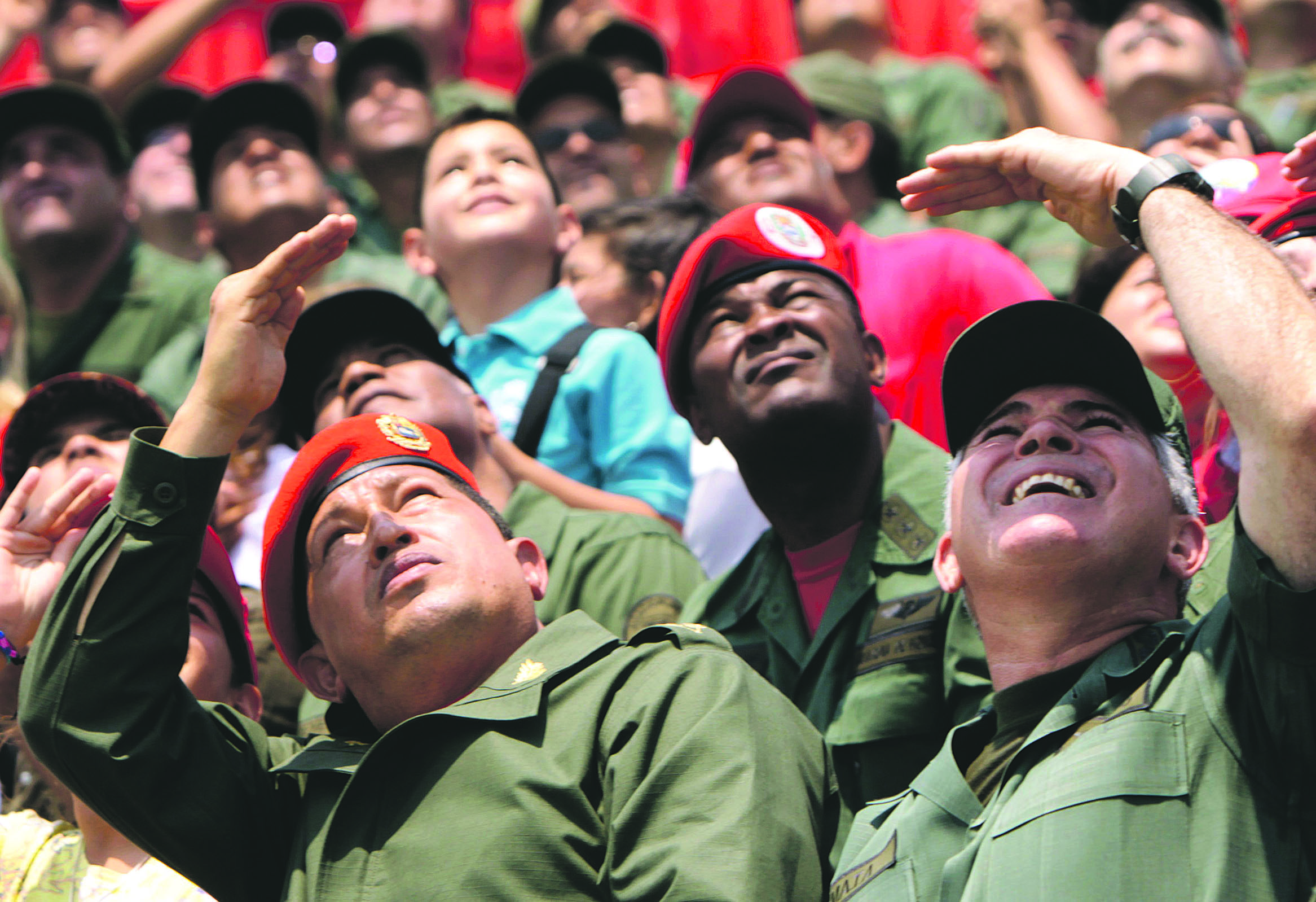 Elnök és parancsnok– Hugo Chávez elöl baloldalt