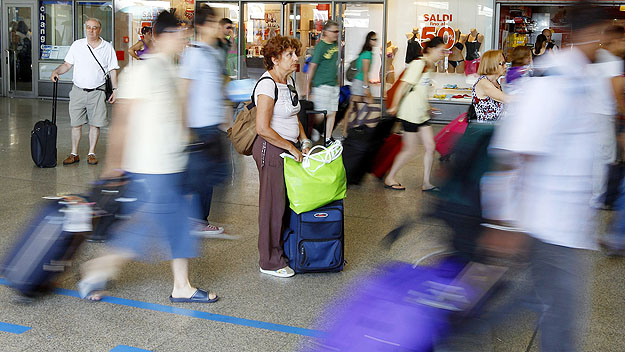 Utasok a római Termini pályaudvaron. Hozzászoktak a sztrájkokhoz