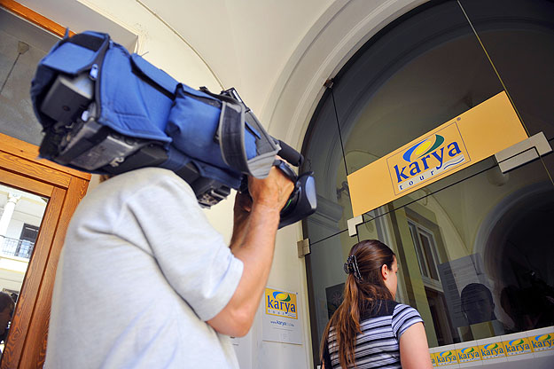 A Karya Tour budapesti irodájánál már várják a pórul járt ügyfeleket. A vagyoni biztosíték talán fedezi az utasok kárát