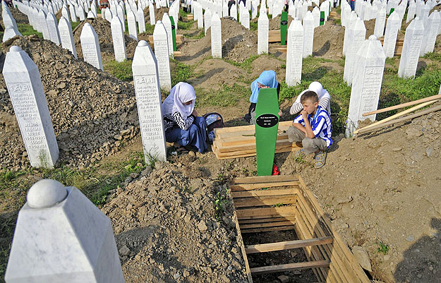 A 15. évforduló sem ígér megnyugvást – Muzulmán család hozzátartozóját gyászolja