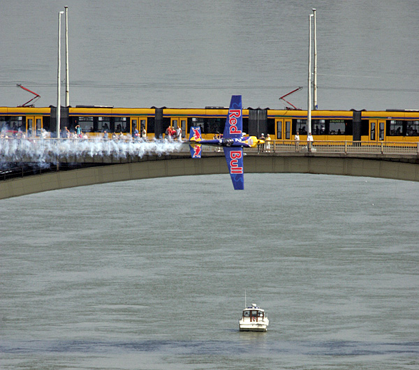 Red Bull Air Race, Besenyei Péter repül a Duna felett