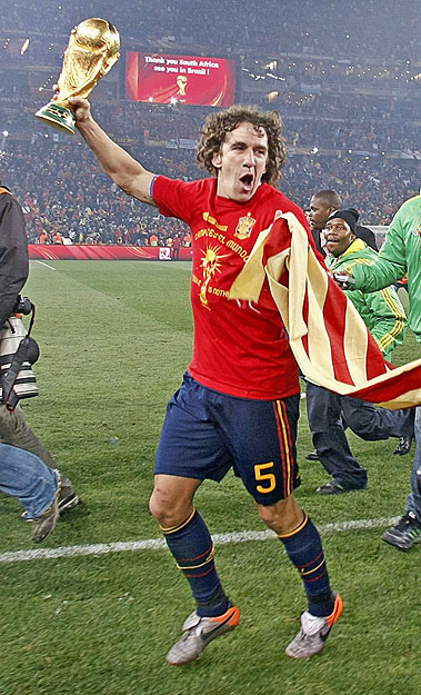 Puyol a katalán zászlóval ünnepelt