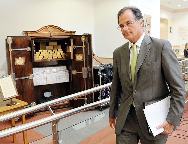 A jegybankelnök az MNB múzeumában – Az EKB is beleszólt a fizetésről szóló vitába