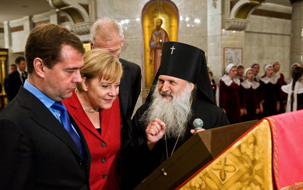 Vikentij érseket hallgatja Medvegyev és Merkel Jekatyerinburgban.