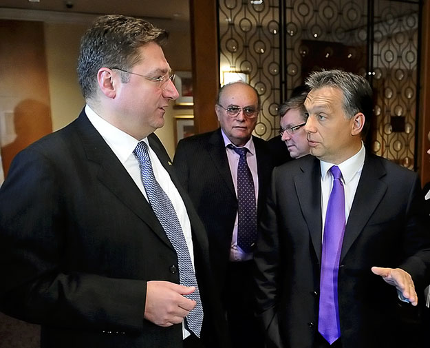 Parragh László Orbán Viktor miniszterelnök társaságában – bevett taktika