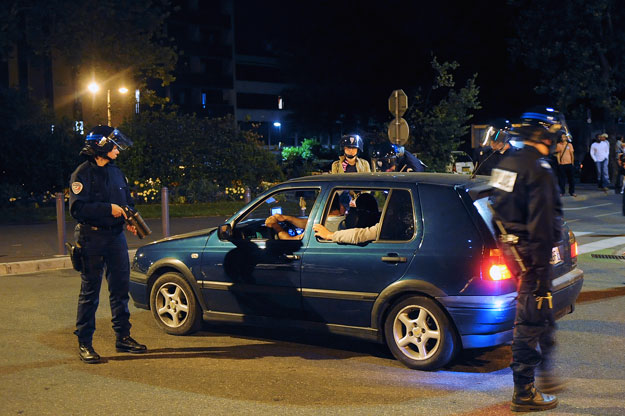 Rendőrök ellenőriznek egy autót Villeneuve negyedben