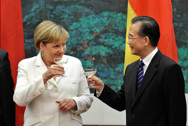 Angela Merkel kedélyesen koccint Wen Jiabao kínai miniszterelnökkel. Otthon zuhan a népszerűség.