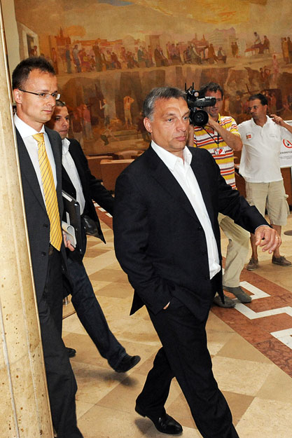 Orbán Viktor távozik a képviselői irodaházból a Fidesz frakcióülést követően