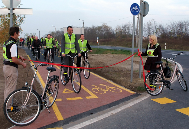 Borkai Zsolt Győr polgármestere a Gyirmót-Győr kerékpárút átadásakor