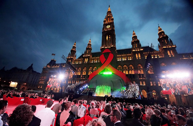 AIDS-szalag a bécsi városházán a Life Ball, a nagy jótékonysági show  megnyitóján