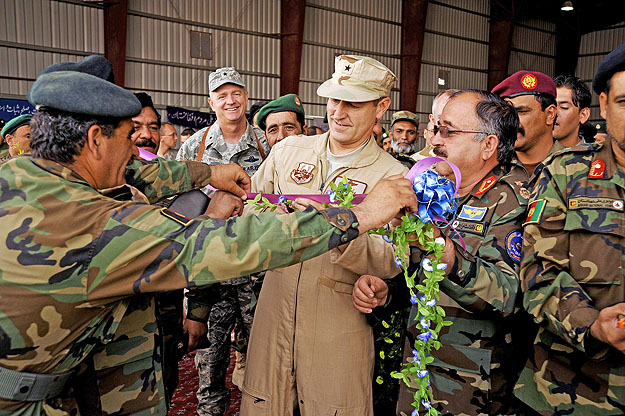 Michael Boera dandártábornok új afgán repülőezred avatásán