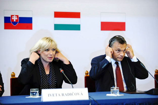 Radicová és Orbán a budapesti V4-csúcsot követő sajtóértekezleten. Úgy tűnik, hallják egymást