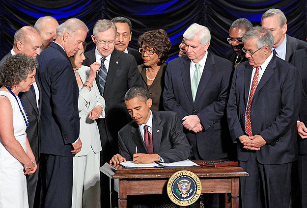 U.S. President Barack Obama signs the Dodd-Frank Wall Street Reform and Consumer Protection Act in Washington, July 21, 2010.   REUTERS/Jim Young   (UNITED STATE S - Tags: POLITICS BUSINESS)