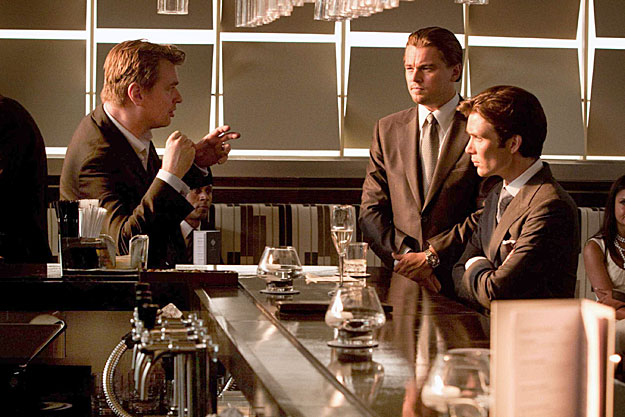 Christopher Nolan magyarázza a jelenetet két sztárjának. Jobbra Cillian Murphy, középen Leonardo DiCaprio