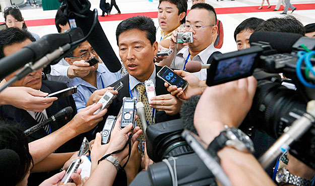 Ri Tong Il, Park Uj Csun észak-koreai külügyminiszter szóvivője a sajtó előtt