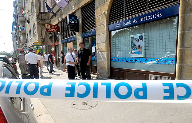 Rendőrök helyszínelnek egy bankfiók előtt a főváros I. kerületében