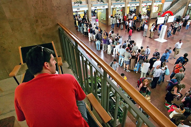 Sorban állás a Ferihegy 1-en a fapadosok légikikötőjében