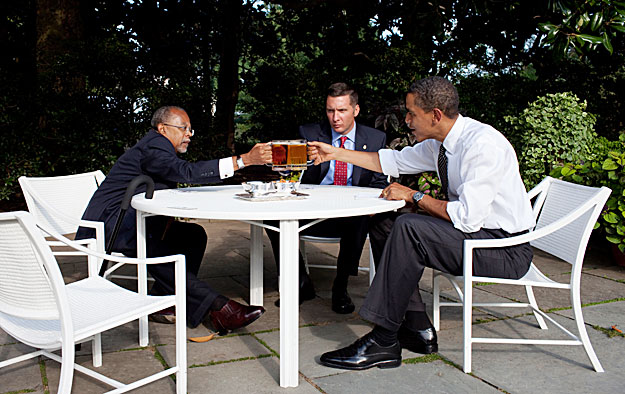 Az első sörcsúcs: az amerikai elnök James Crowley rendőrrel és Henry Louis Gates Jr. professzorral a Fehér Ház udvarán