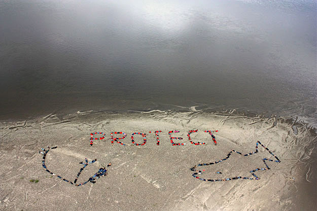 Alaszkaiak tiltakoznak a  Porcupine folyó felé közeledő olaj ellen. Energiatörvény várható.